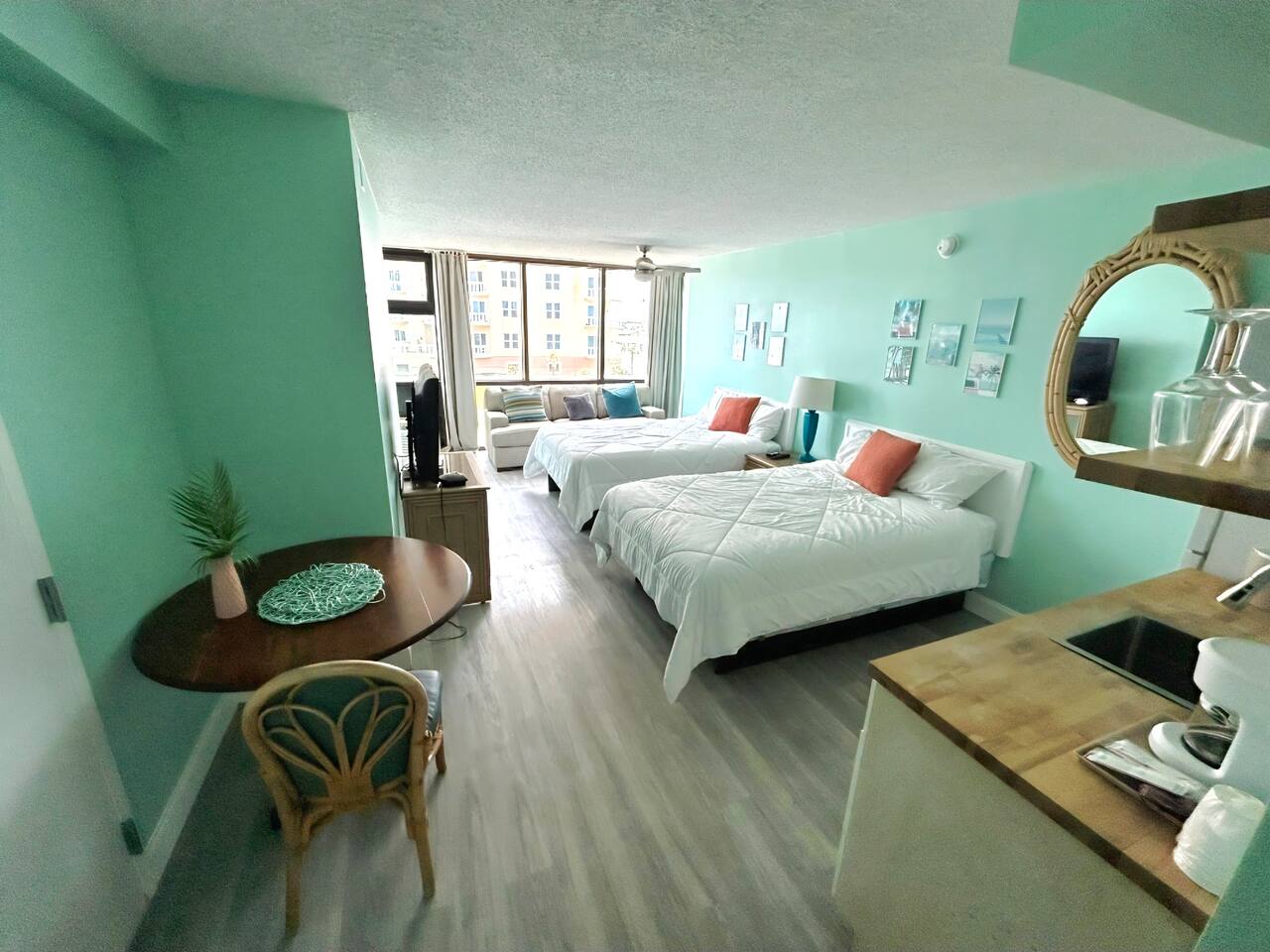 Beachy Oceanview Updated Studio w/pool & tiki bar