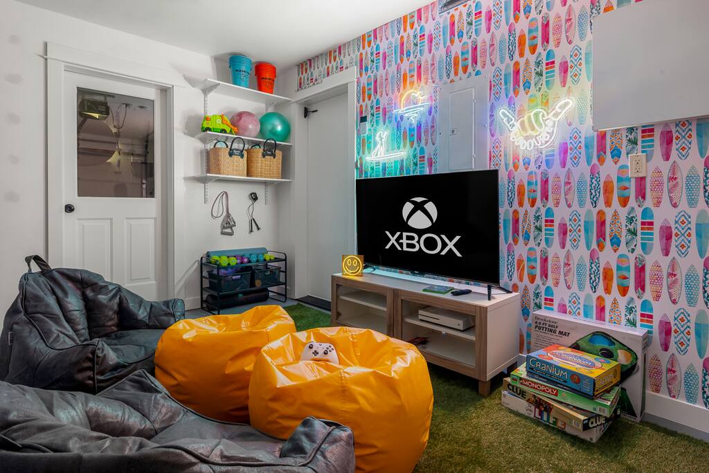 Alki Abode ~ Walk to Beach ~ Game Room ~ Dogs OK