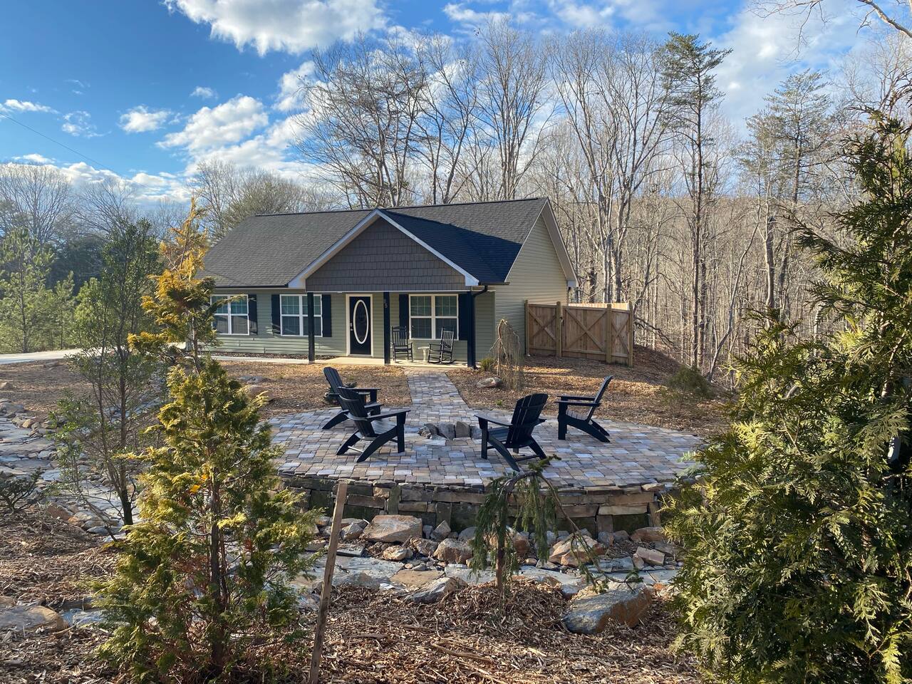 3 bed 2 bath near Dahlonega Square bring your dog