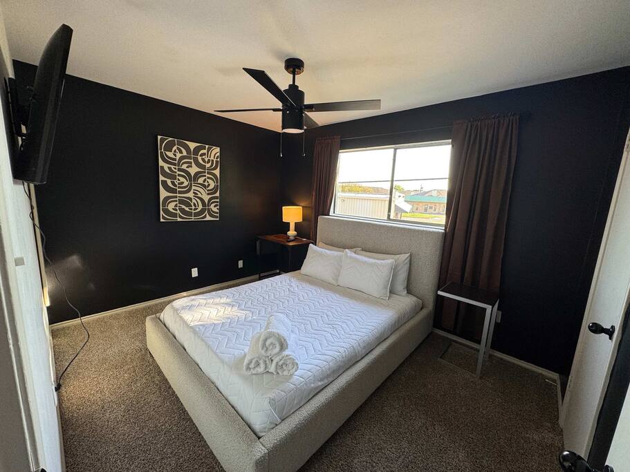 Modern Retreat | Sleeps 6 | Heart of Waxahachie
