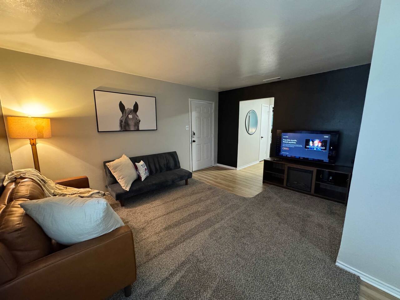 Modern Western | Sleeps 4 | Heart of Waxahachie