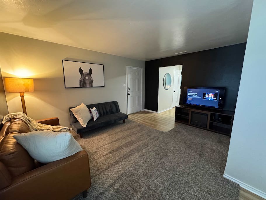 Modern Western | Sleeps 4 | Heart of Waxahachie