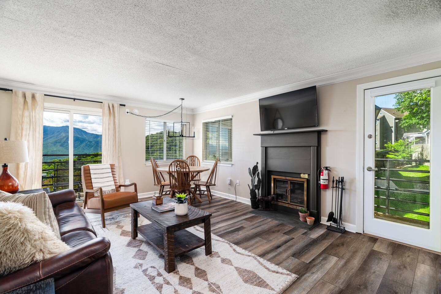 Above It All! 2BR/2BA w/ Incredible Mountain Views