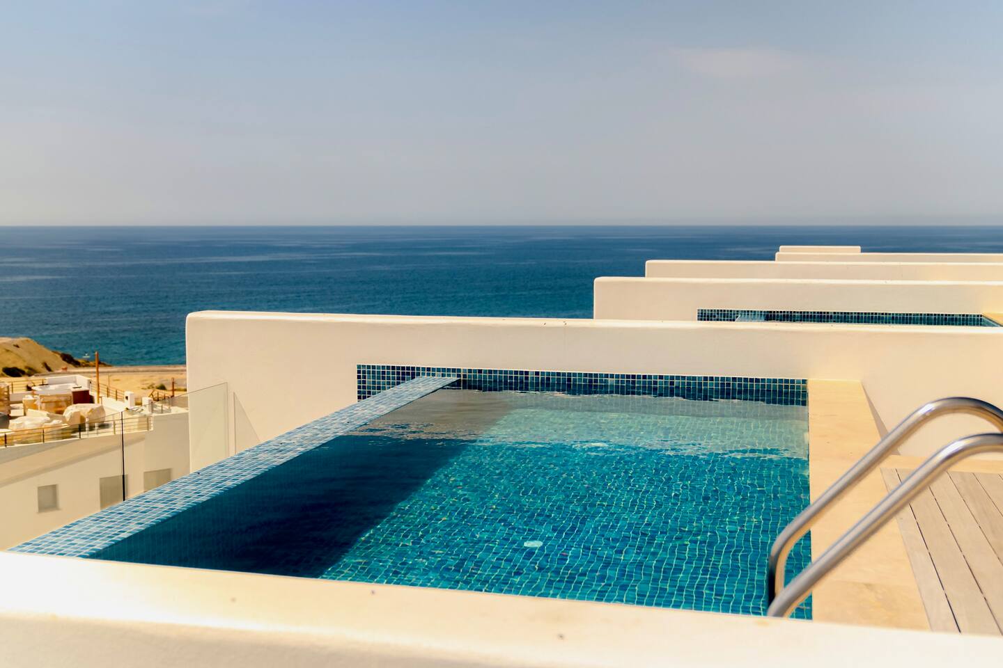 Modernes Penthouse: Rooftop-Pool, Meerblick & Gym