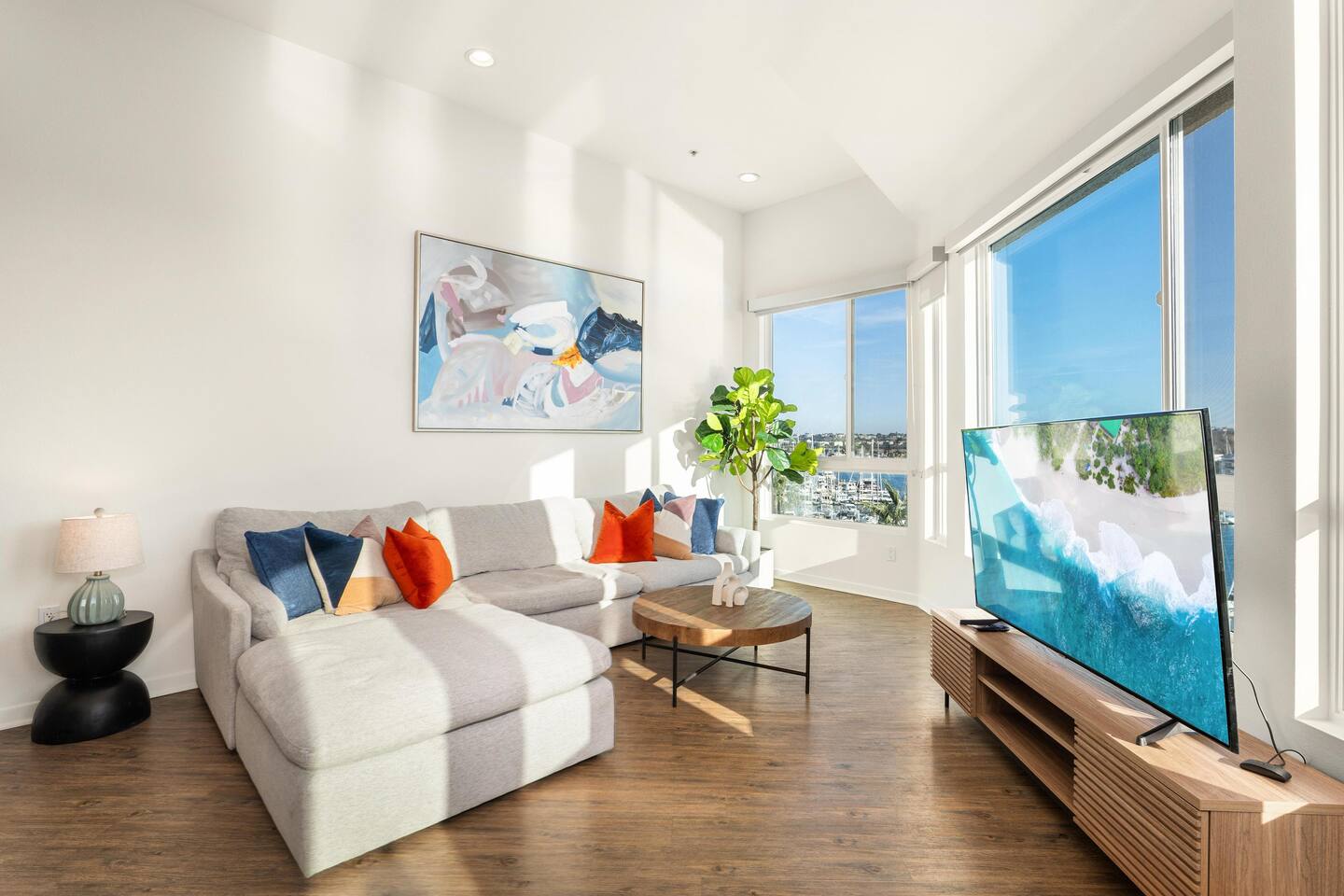 Exquisite 3Level Penthouse with a Secluded Rooftop