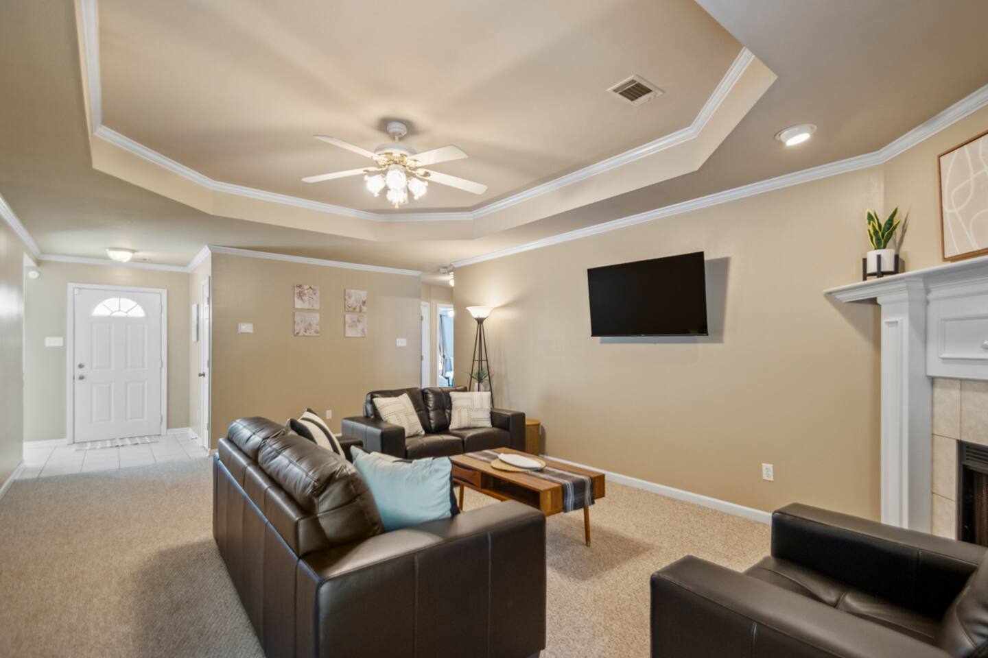 Double Diamond Rentals- Charming 3BR Near AFB & LR