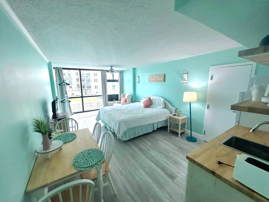 Oceanside Beachy King Studio w/pool & tiki bar