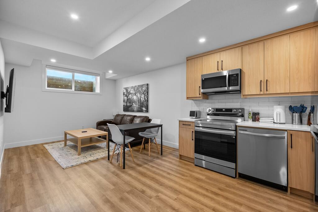 2BR Suite | Kitchen & Laundry | U of C & C-Train
