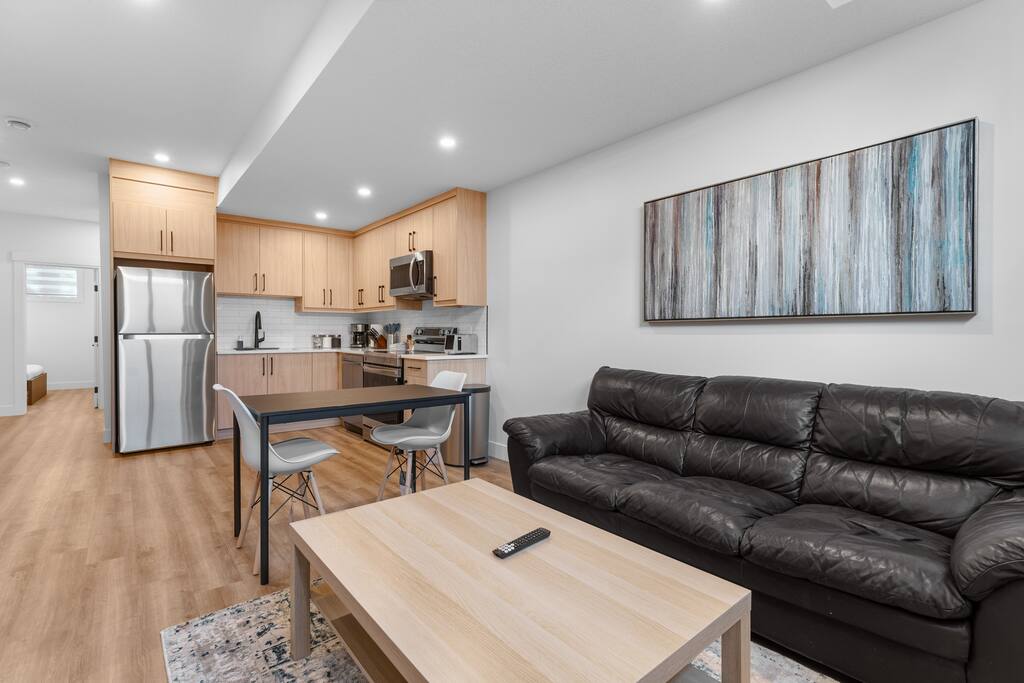 2BR Suite | Kitchen & Laundry | U of C & C-Train