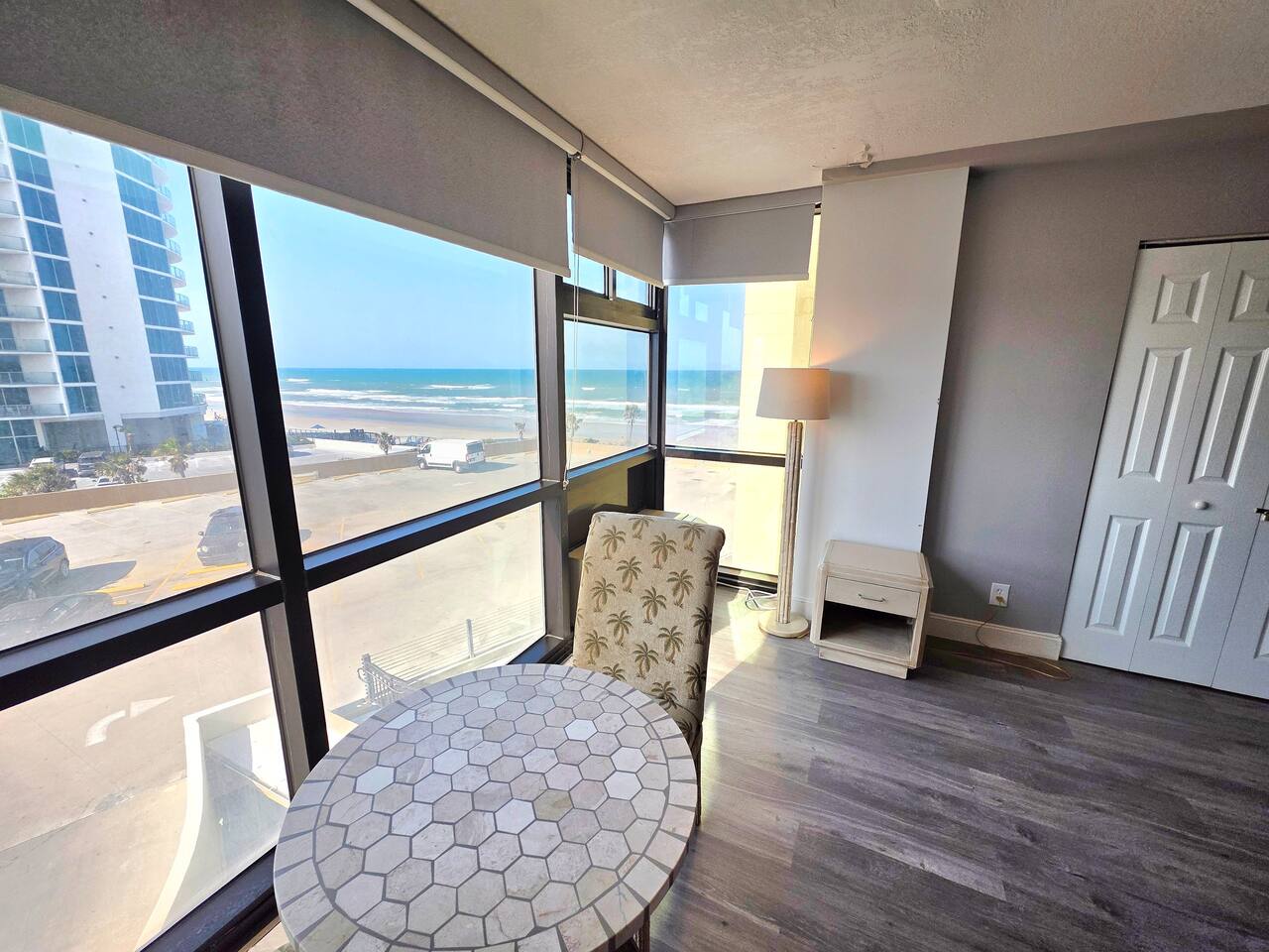 King Deluxe Oceanview w/tiki bar-pool, kitchenette