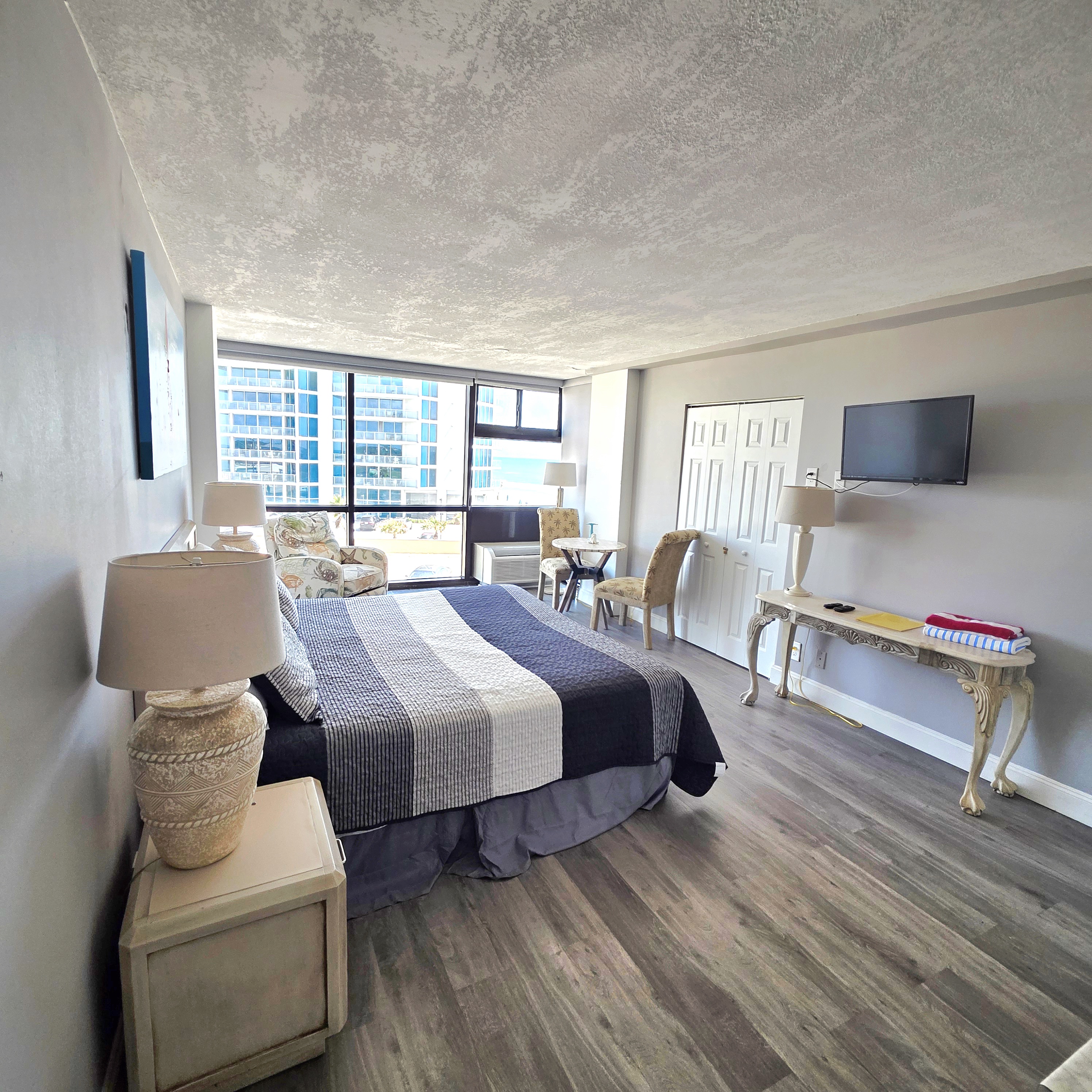 King Deluxe Oceanview w/tiki bar-pool, kitchenette