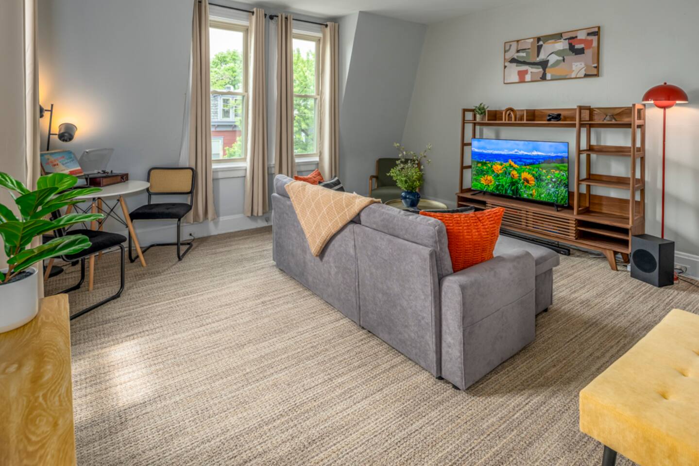 Mt Adams+Lux Beds+Sleeps 6+Deck Views+Smart TVs