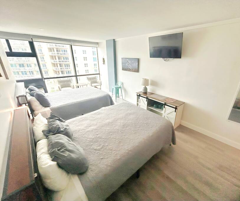 Beachy Vibe 2 Queen Oceanview Studio w/pool, kitch