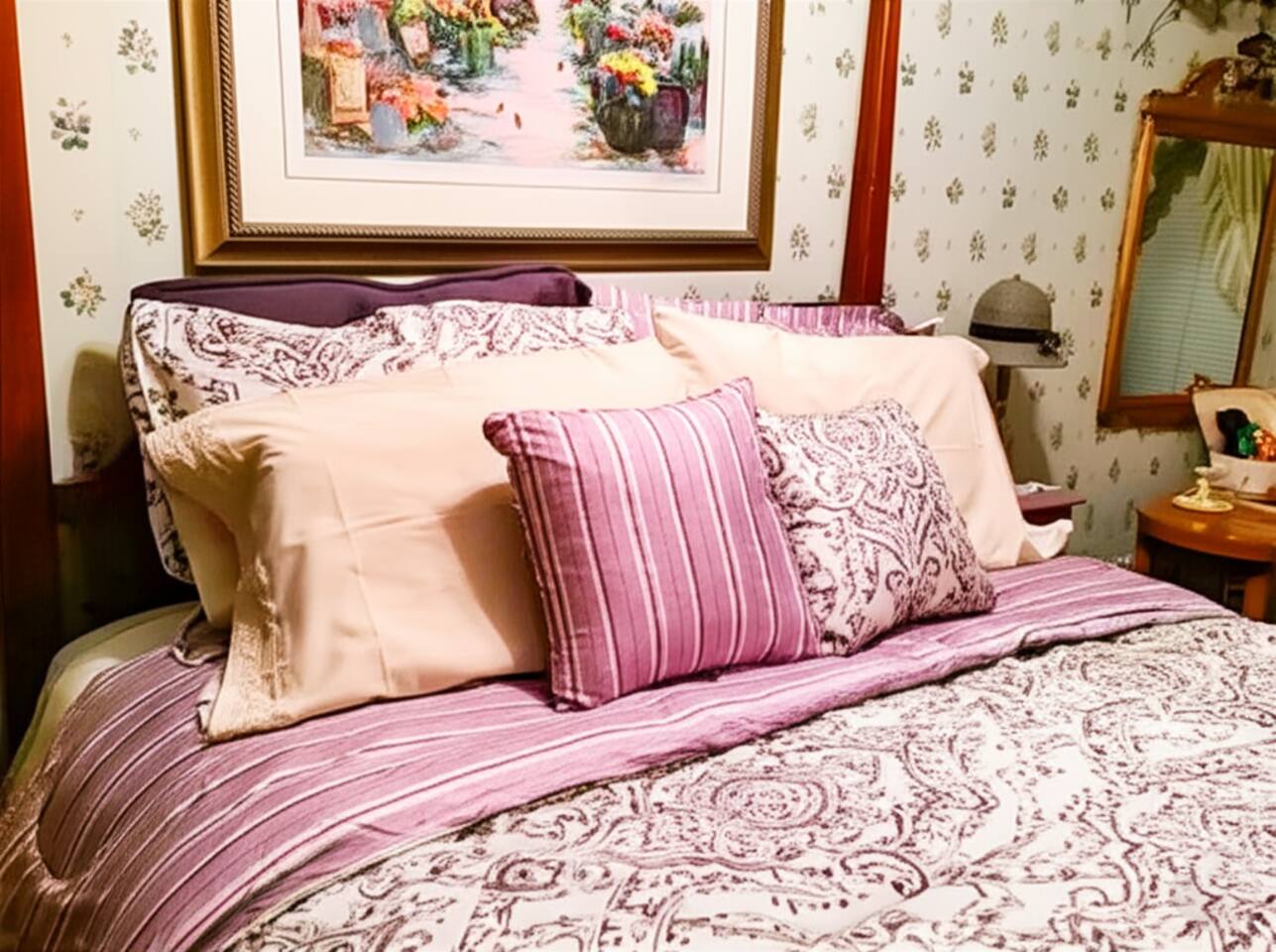 Charming Queen Room in Historic Manor