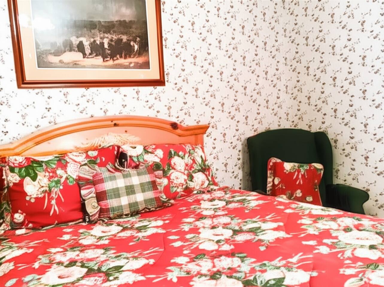 Romantic Suite w/ Whirlpool Tub & Fireplace