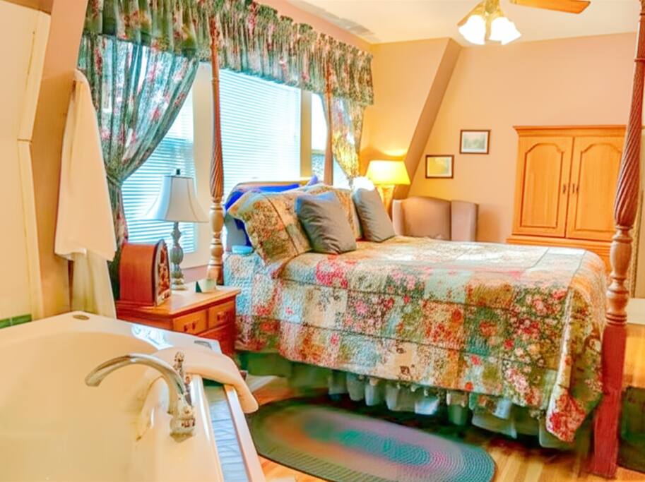 Poconos Retreat w/ Fireplace & Jacuzzi