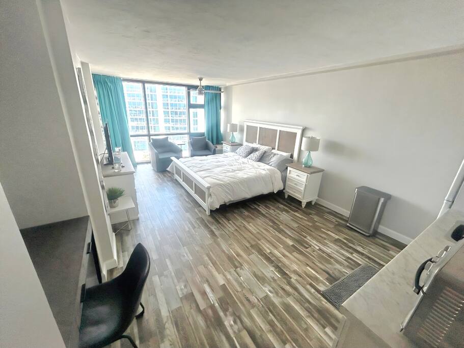 Romantic King Unit w/kitchenette, pool, tiki bar