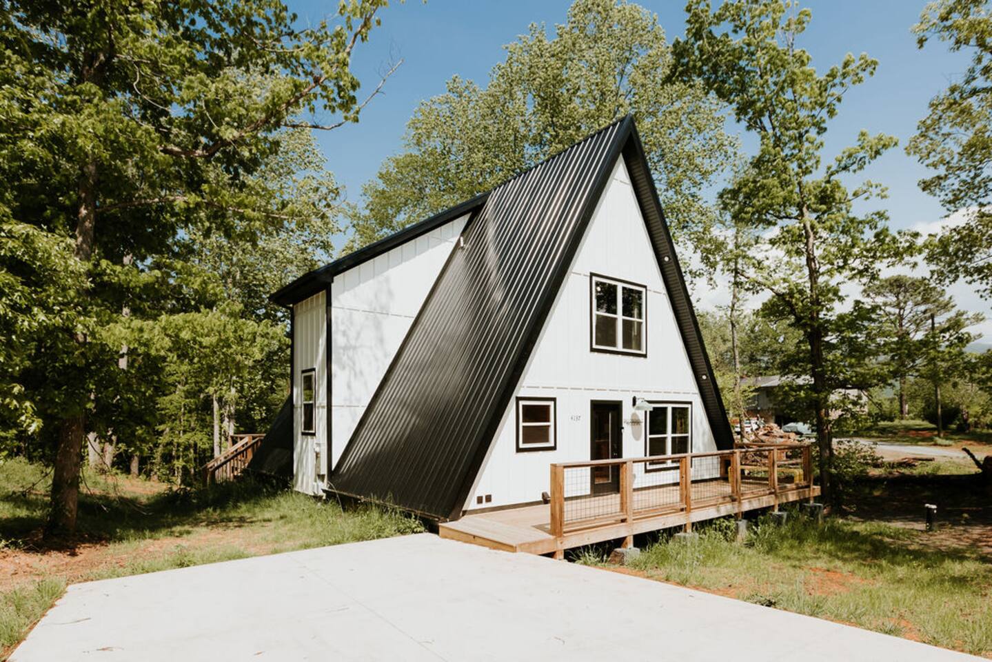 Moonshine Modern! Lux Design, Pool, & Hot Tub!