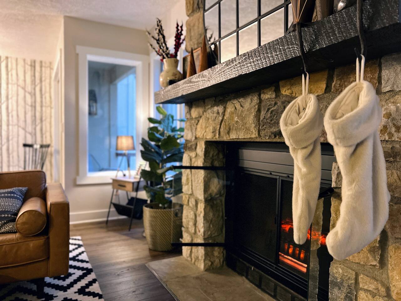 Lakeside+Fire Pit | Poconos Retreat Crested Falcon