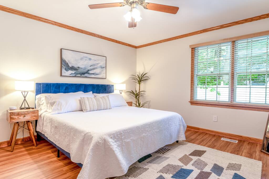 4 Bed,King Bed,Tvs,Kids Essentials,Grill,Crib
