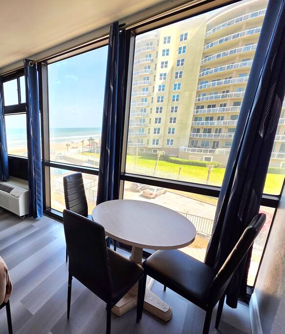 Oceanview Studio w/kitchen, pool, tiki bar