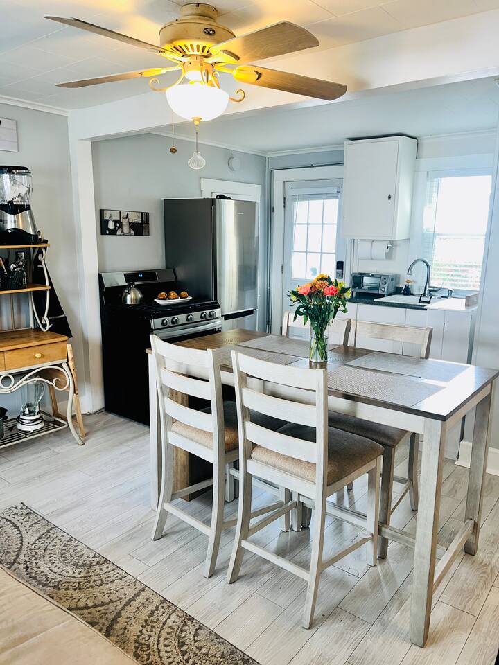 Ocean Breeze Cottage-Dog Friendly - Steps to Beach