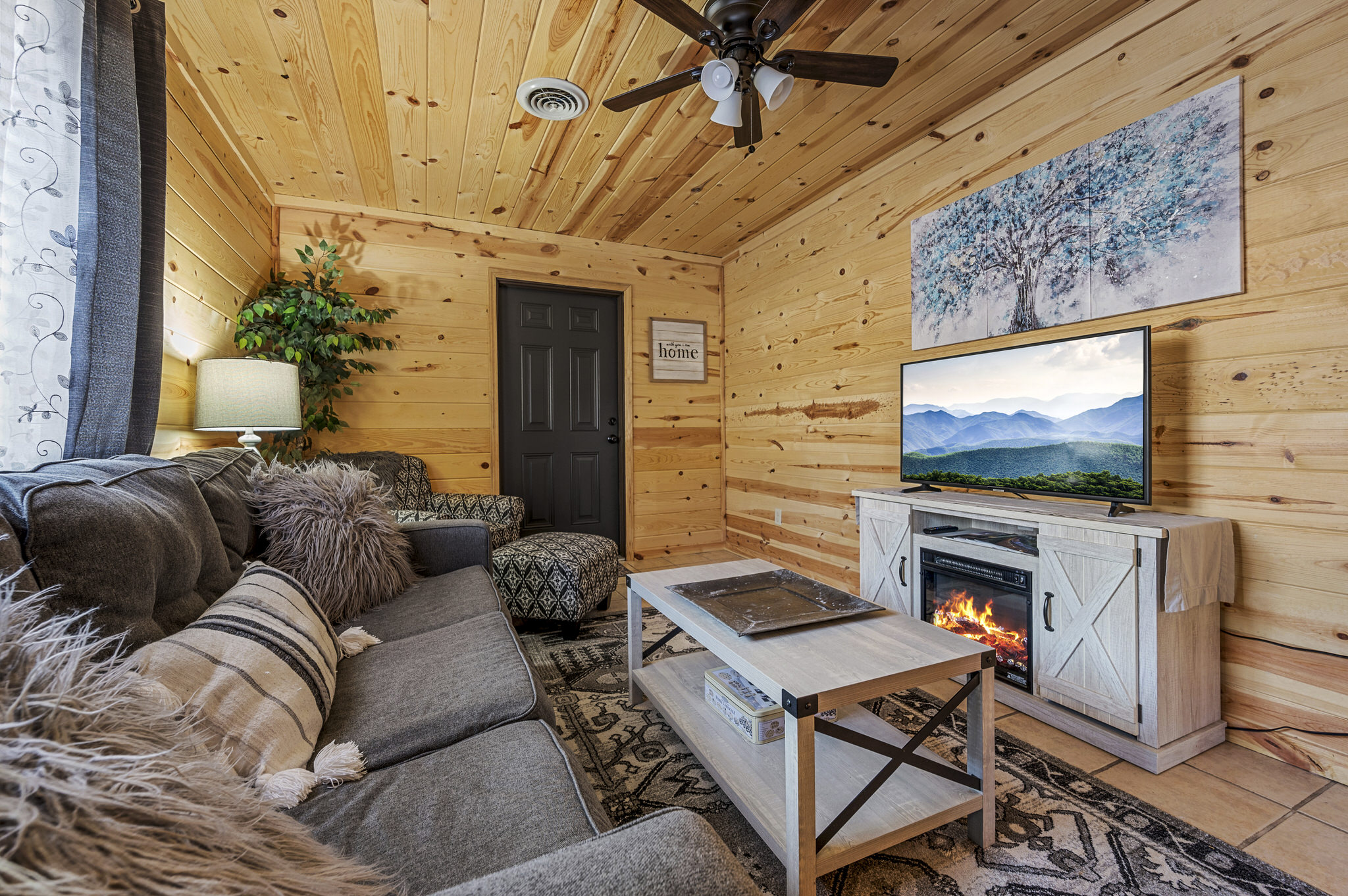Strawberry Wine romantic hot tub cabin