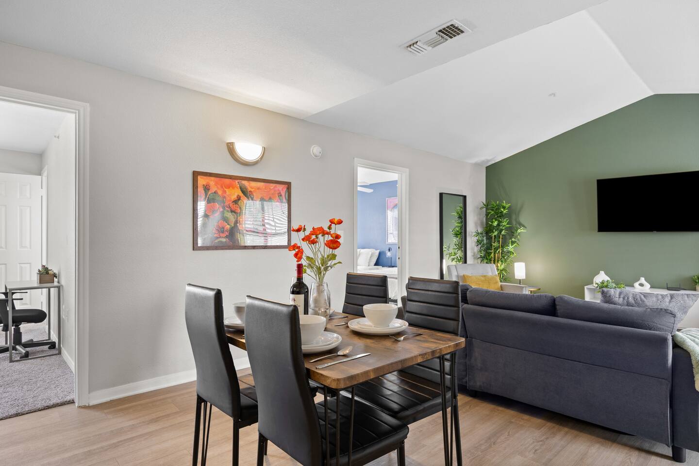Austin Stay - King Bed, Workspace & Free Parking Near Downtown