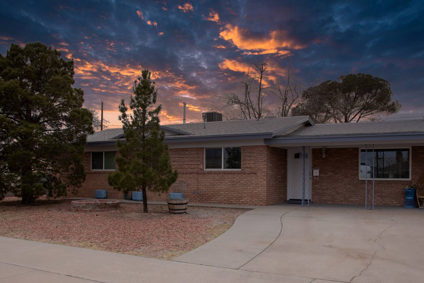 Spacious Family Home with Pool Table + Privacy