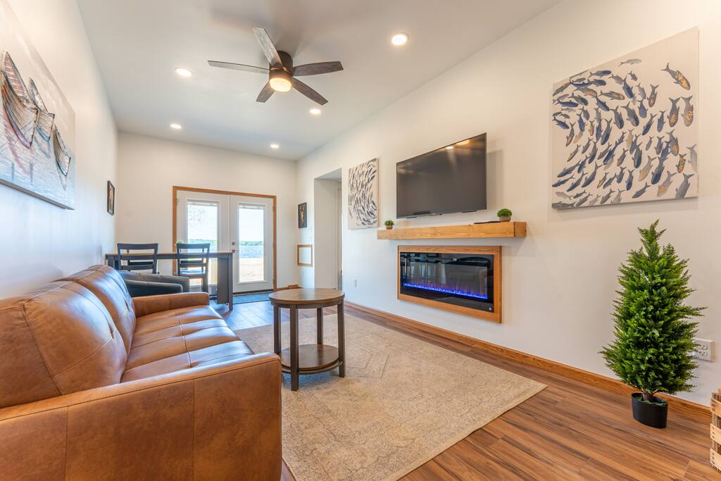 Sandy Point Resort, Lakeside 2BR Modern Escape