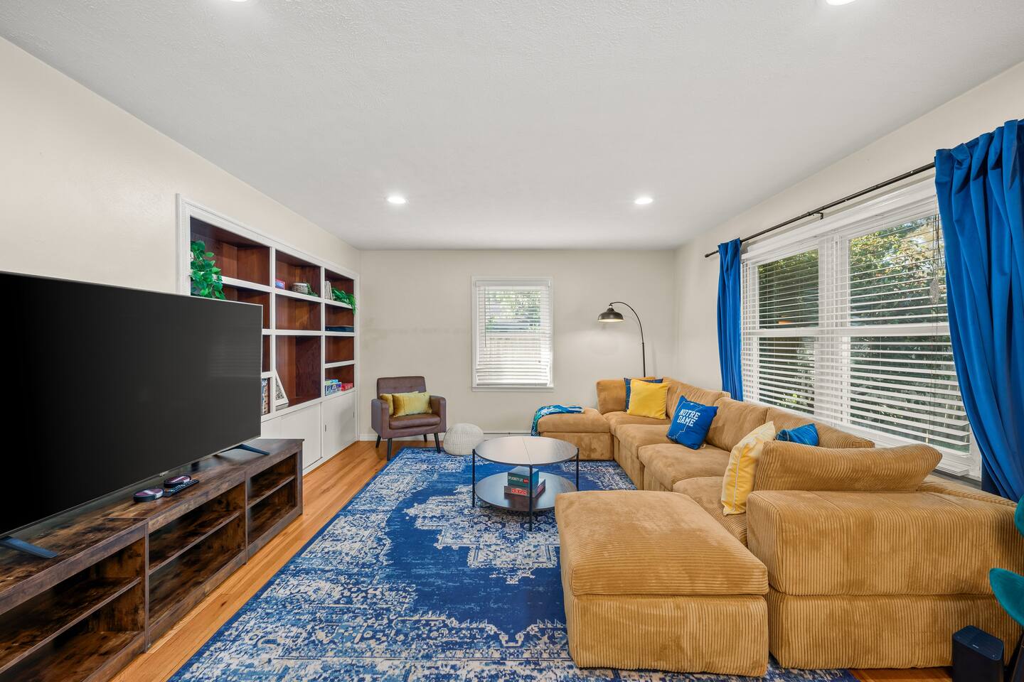 Walk to ND! * BBQ, Firepit, Fast Wifi