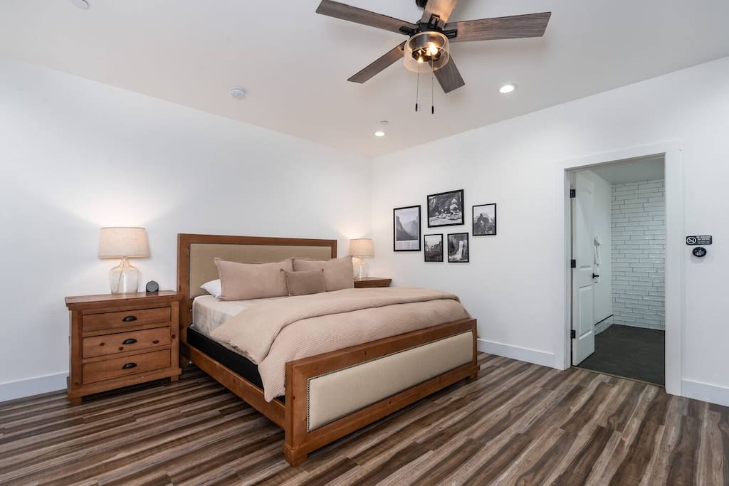 Exquisite Chic King Suite at Yosemite's Doorstep