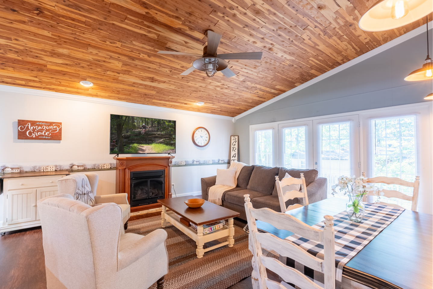 KING Bed+Cozy Farmhouse Cottage+Close to Trails