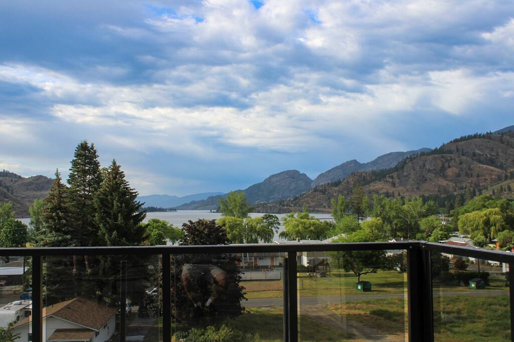 Modern 2BR w/ Rooftop Hot Tub, Sauna & Lake Views