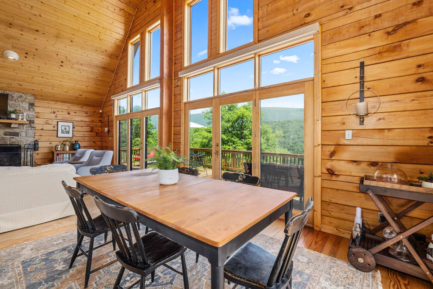 Stunning Views Hilltop Cabin Near Homestead!