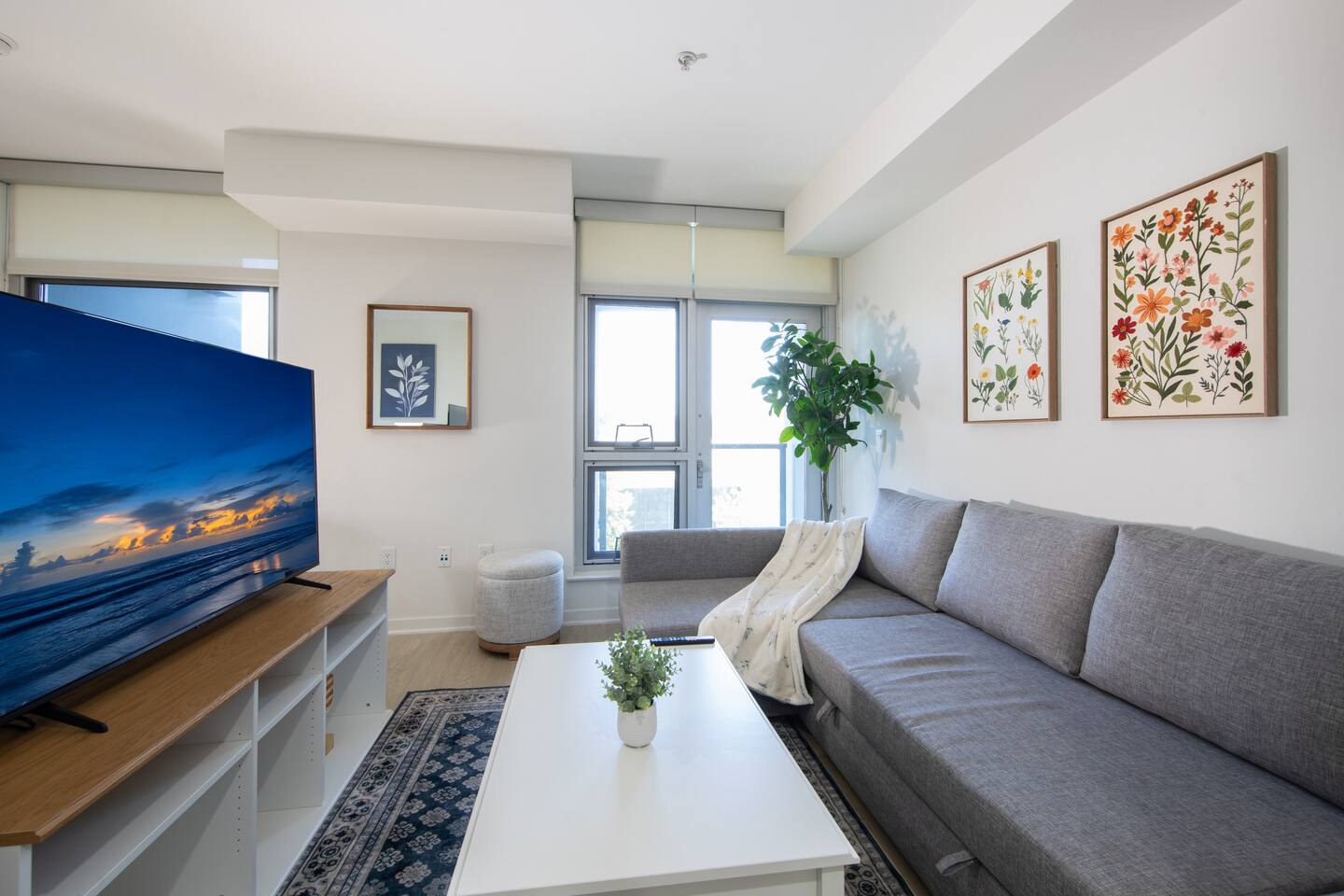 Bright Apt/Fast WiFi, Full Kitchen–Walk to Pier