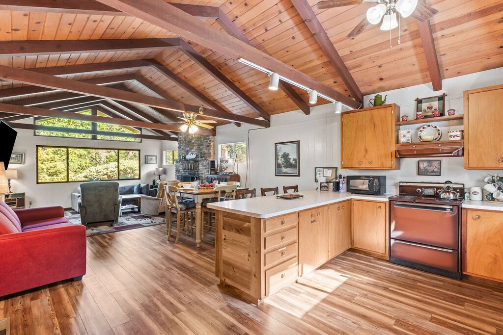 Cedar Pine Cottage| Cozy Peaceful Rustic Retreat