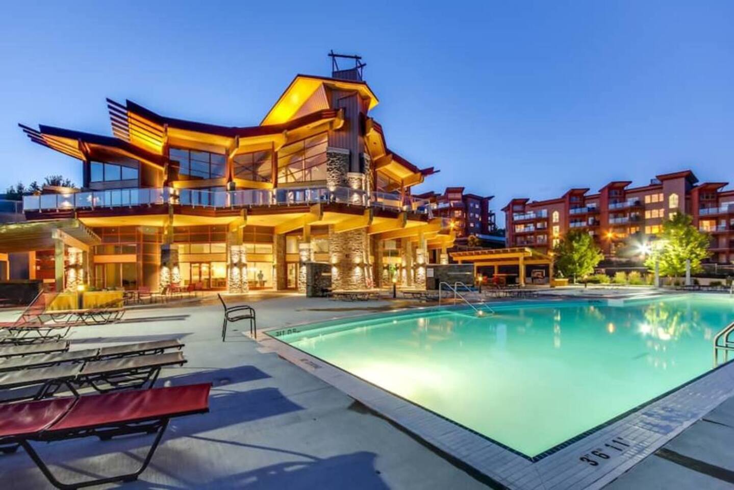 Kelowna family-friendly lake & Mountain view Luxury condo with AC, pool, Hot tub, near winery and shopping center