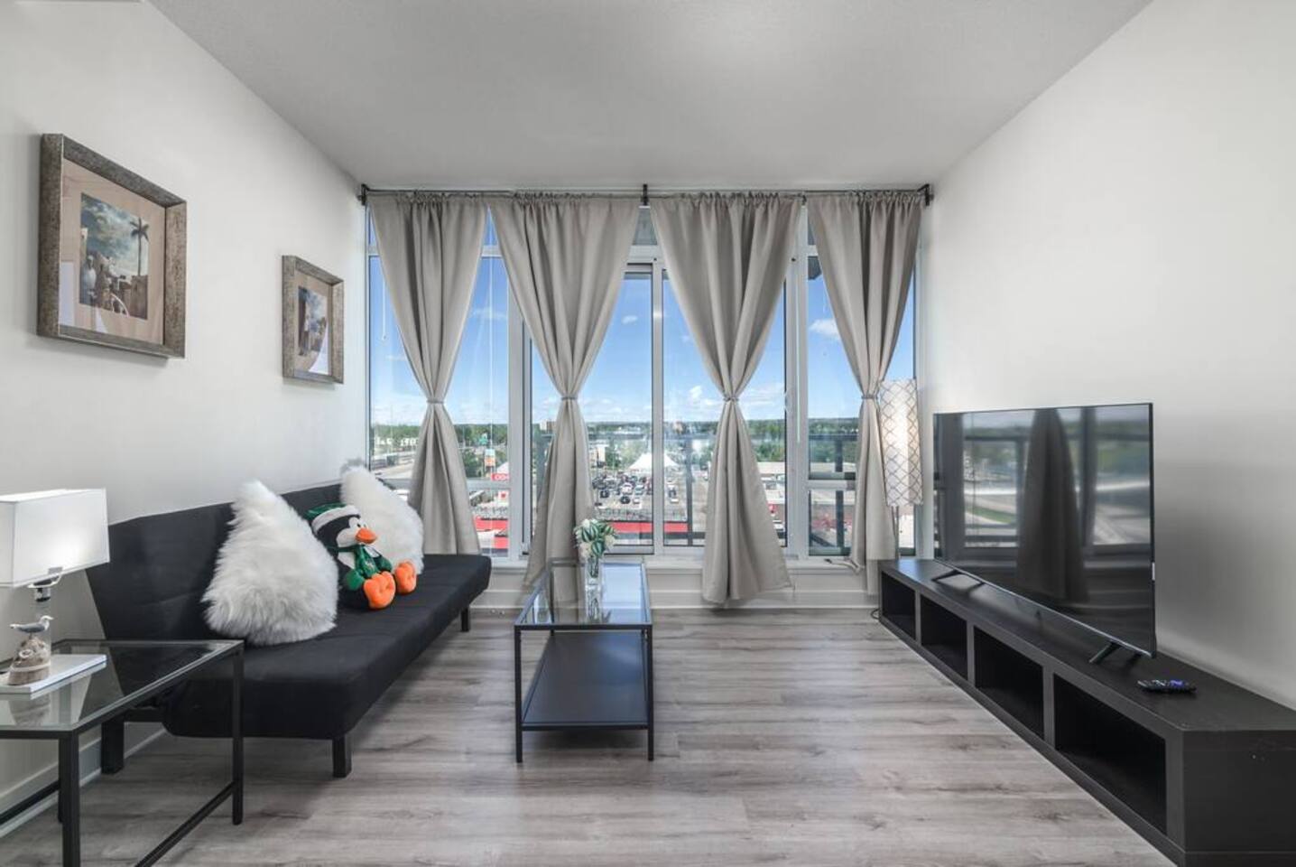 UC Stampede Condo by Train, Hospital, free UG parking & Gym, AC, full kitchen