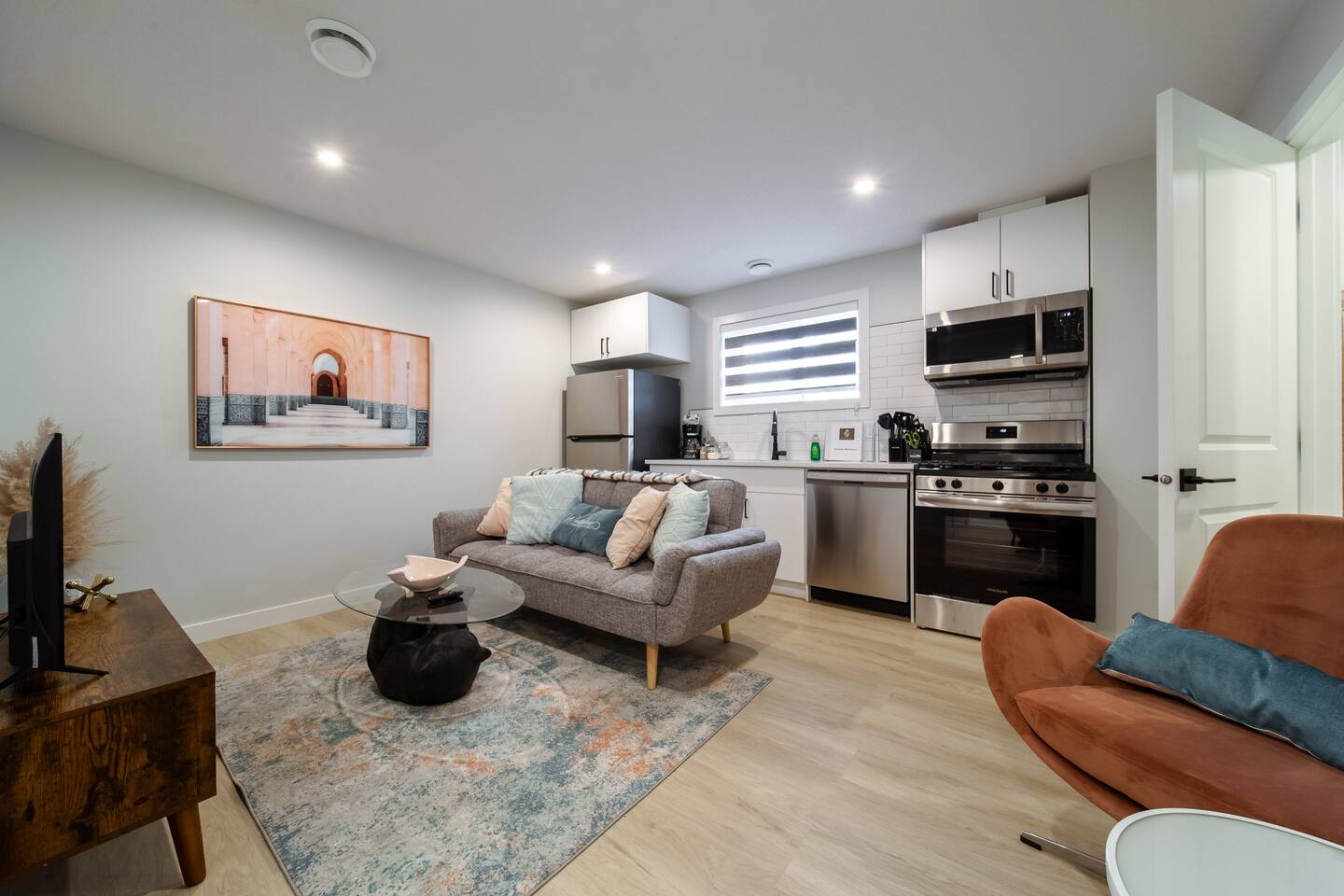 •SteamyRomanticBsmntSuite•KingBed•Wifi•Netflix