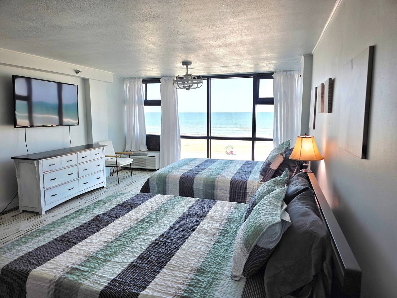 Oceanfront Studio 2 Queen beds kitchenette & pool
