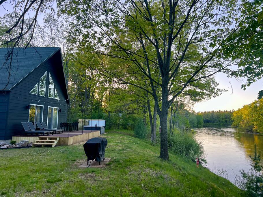 NEW Riverfront Chalet w/ Firepit & Hot Tub