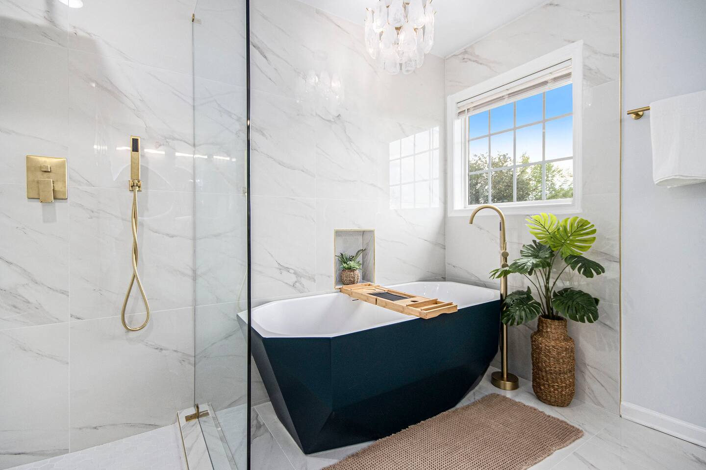 Boho Luxury| EV charger| Fenced Yard | King Beds