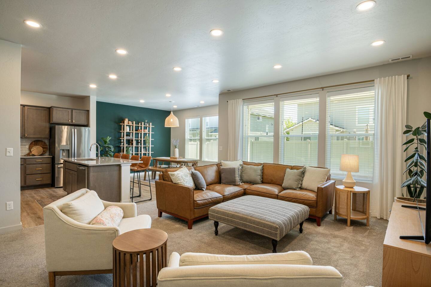 Large new home/king beds/ Large garage!