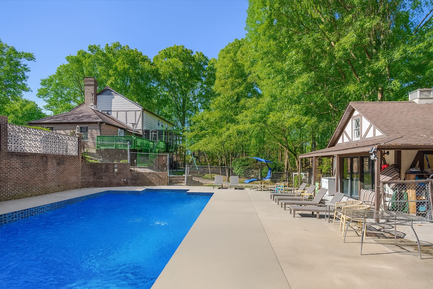 Spacious Estate - Pool, Games, Karaoke, Sleeps 16!