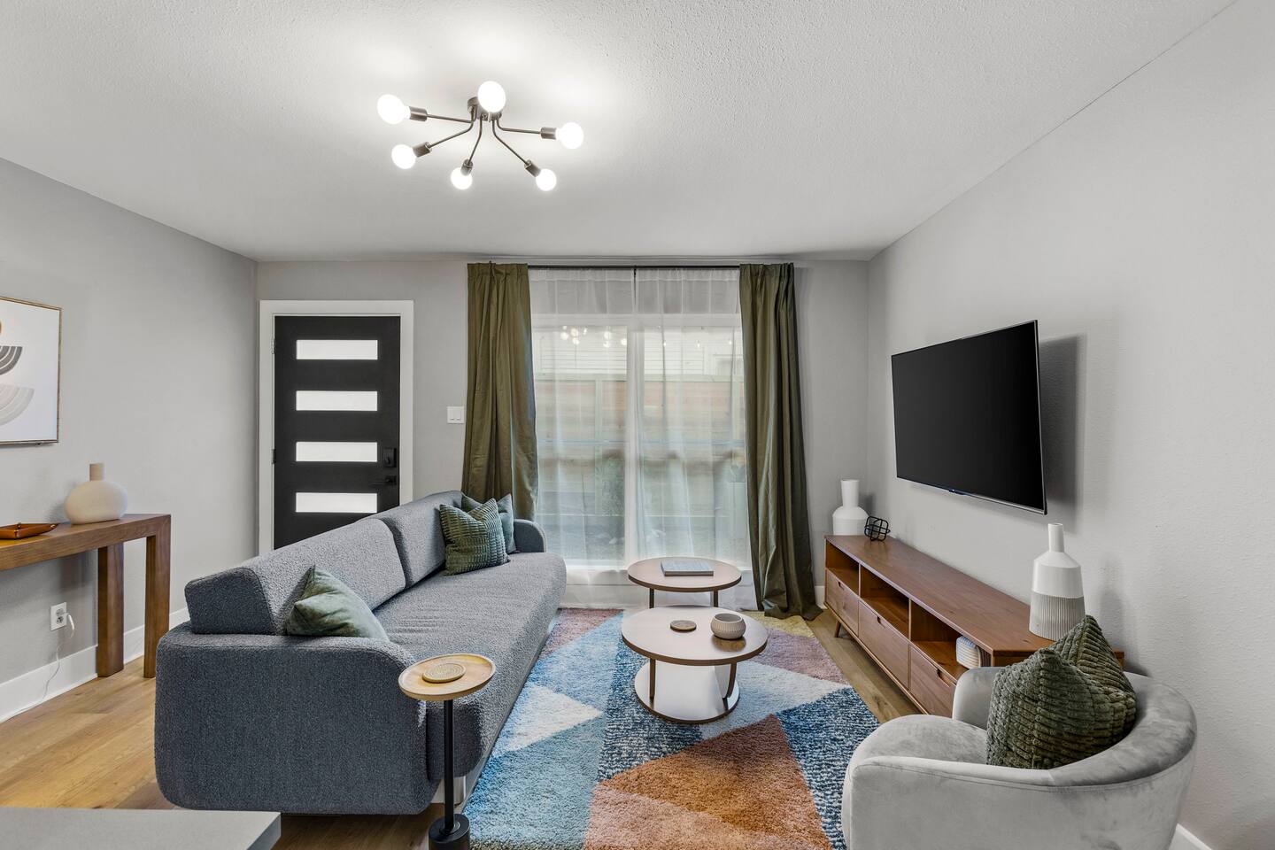 Heights/Luxury/KingBd/Nespresso/WalktoTrail/Sleep4