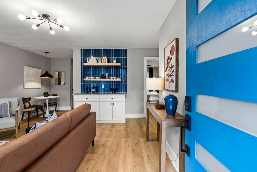 *NEW* Remodeled | Chic | King Bed | Walk to Trail