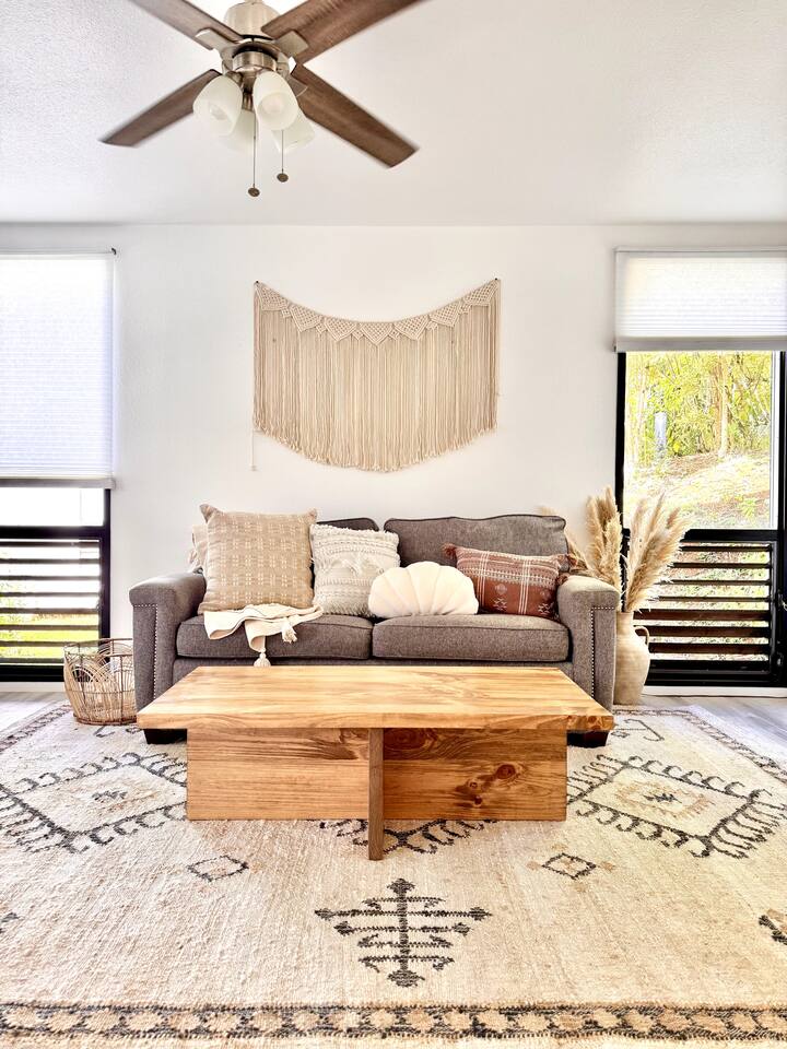 Boho Walkable Honeymoon Spot• AC + Full Kitchen