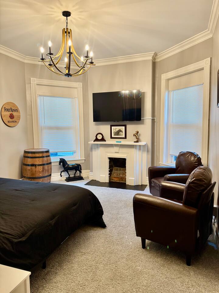 Run for the Roses Penthouse | Sleeps 6 | King Beds