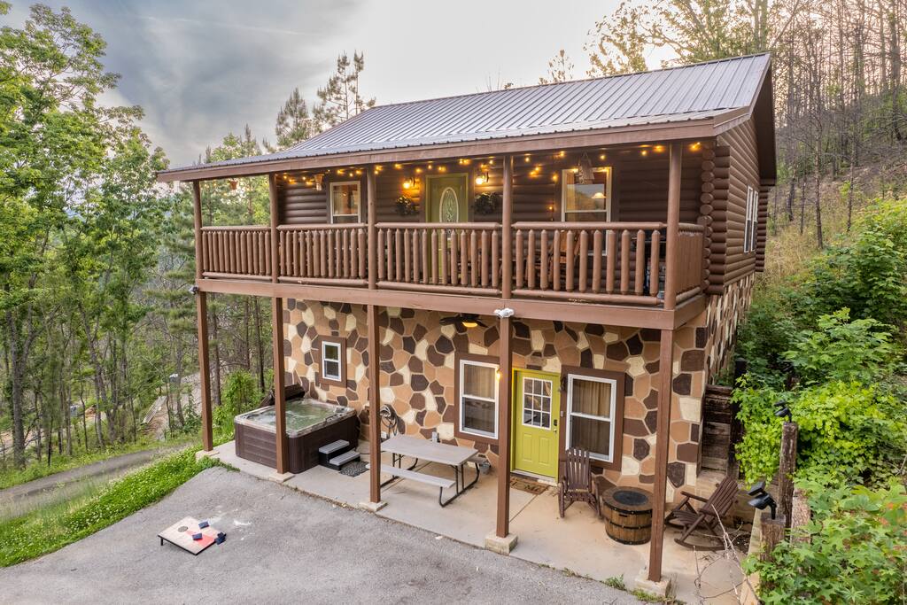 Cozy Family Retreat! Mountain Views! Arcade!